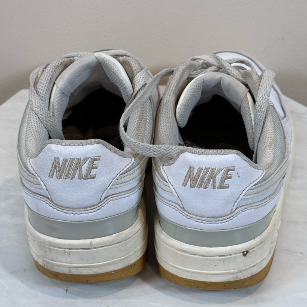 🔥Nike Women’s White and Gray Sneakers Size 9 EC🔥 - Picture 3 of 5